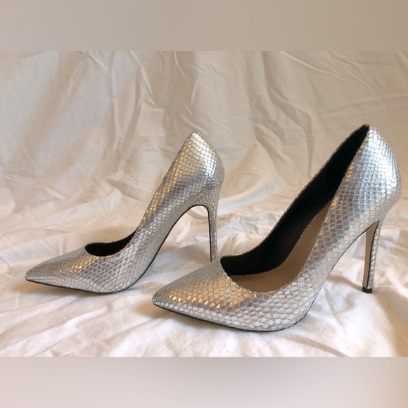 MIX No. 6 Silver “Fish Scale”  Pumps (7.5M) - Picture 3 of 15
